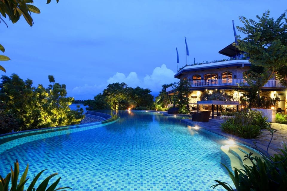 Swimming pool [outdoor]