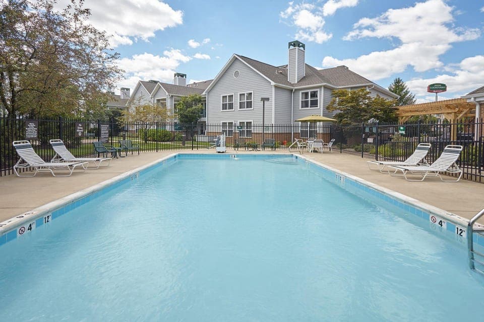 Swimming pool [outdoor]