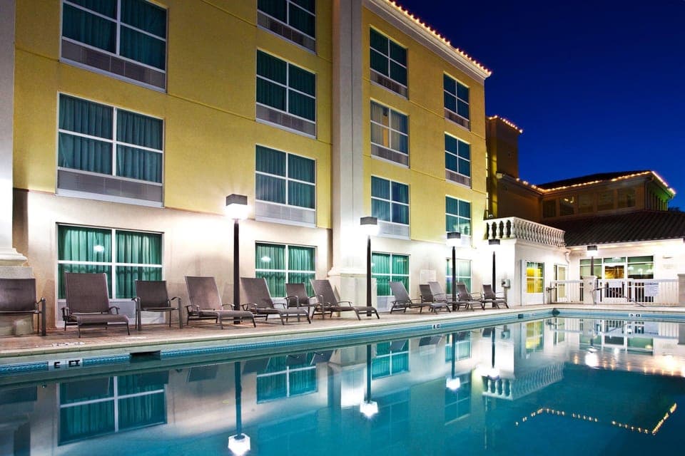 Swimming pool [outdoor]