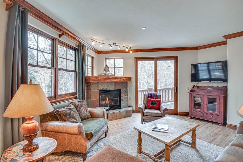 Cozy Avon Retreat w/ Private Deck & Pool Access! Apartment in Avon