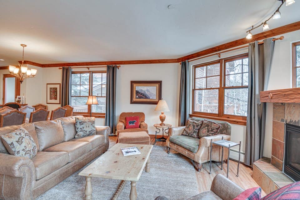 Cozy Avon Retreat w/ Private Deck & Pool Access! Apartment in Avon