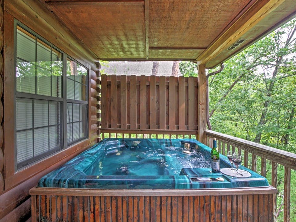 < 2 Mi to Dollywood! Hot Tub Hideaway in Smokies House in Sevier County