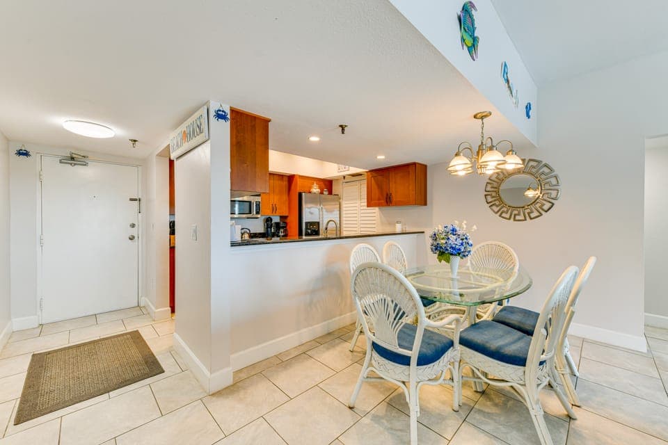 Walk to Redington Beach: Gulf-View Retreat Apartment in Redington Shores