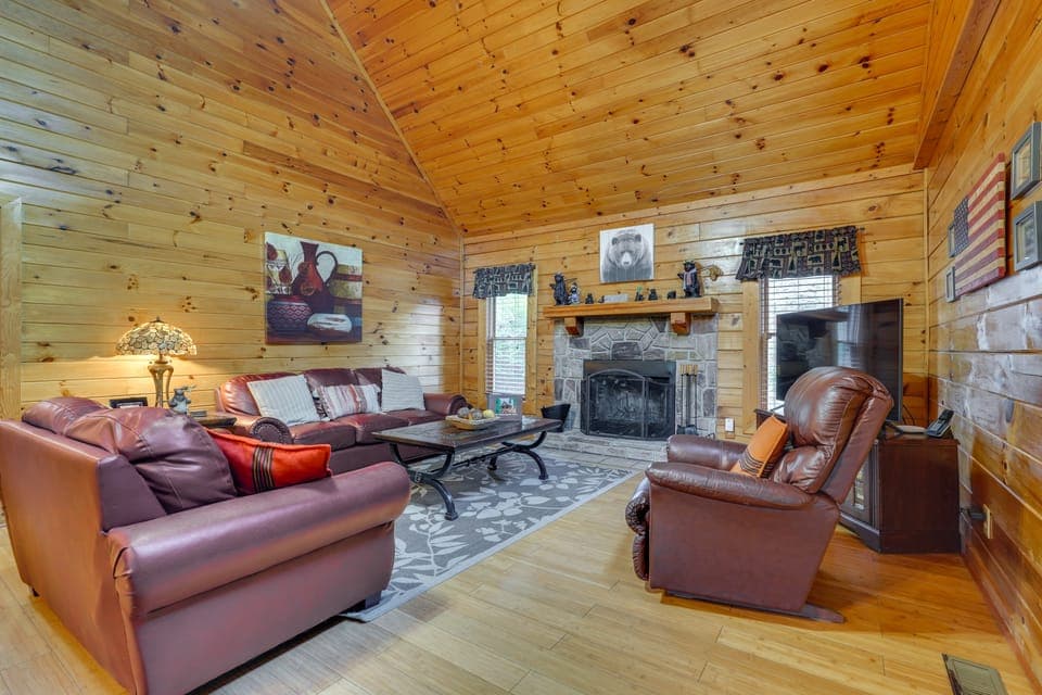 ‘The Dreamer's Nest’ Sevierville Cabin w/ Hot Tub! House in Sevierville
