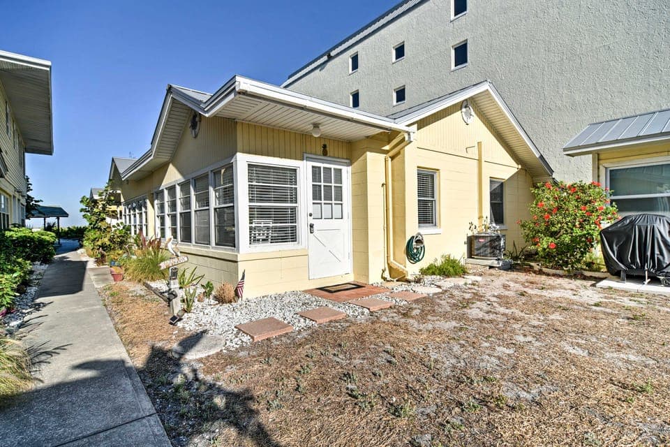 Steps to Beach, Cabana: Indian Shores Cottage Cottage in Indian Shores