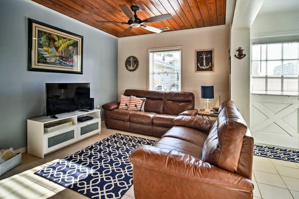 Steps to Beach, Cabana: Indian Shores Cottage Cottage in Indian Shores