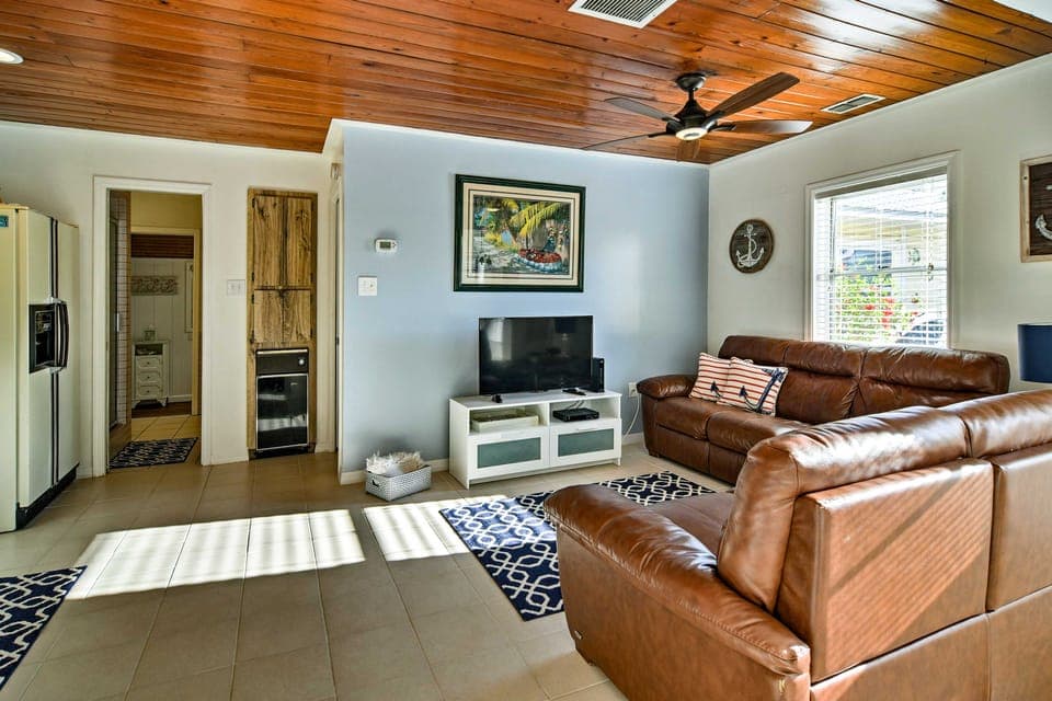 Steps to Beach, Cabana: Indian Shores Cottage Cottage in Indian Shores