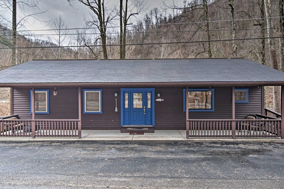 Riverfront Elkins Home w/ Fireplace & Deck! House in Shenandoah Valley