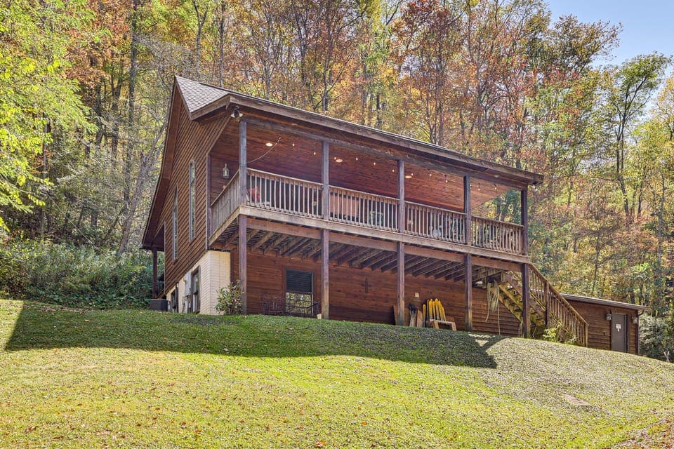 3 Mi to Snowshoe Resort: Cabin w/ Hot Tub House in Shenandoah Valley