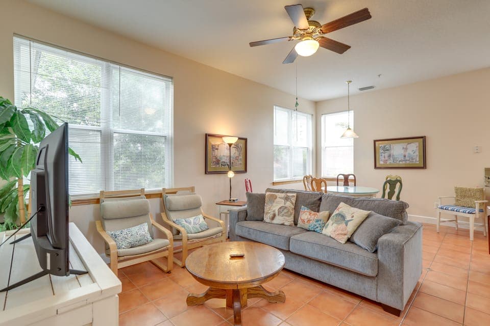 Steps to Beach, Outdoor Perks! Indian Rocks Condo Apartment in Indian Rocks Beach