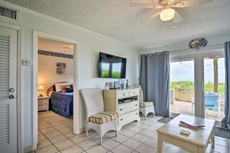 Breezy & Beachy Belleair Condo: 12 Steps to Shore! Apartment in Belleair Beach