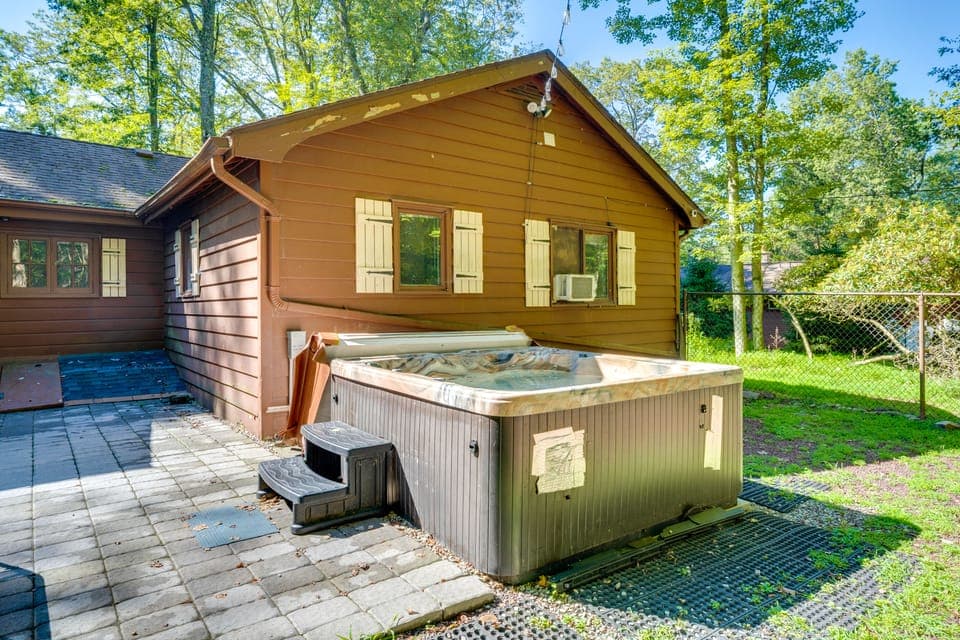 3 Mi to Slopes! Hot Tub Haven Near Lake Harmony House in Hickory Run State Park