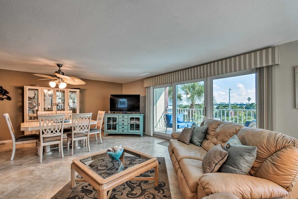 Pool Access! Indian Shores Beachfront Condo Apartment in Indian Shores