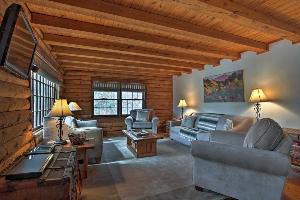 Family-Friendly Massanutten Log Home w/ Views! House in Massanutten