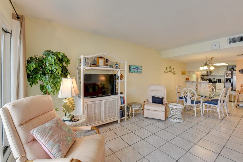 Panama City Beach Retreat w/ Pool & Ocean Views! Apartment in Sunnyside