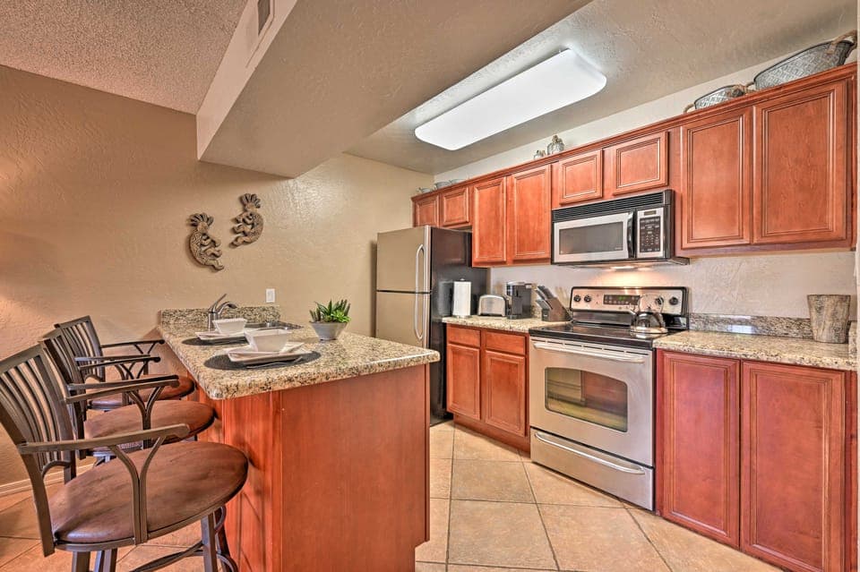 South Sedona Condo w/ Pool Access - Walk to Shops! Apartment in Village of Oak Creek