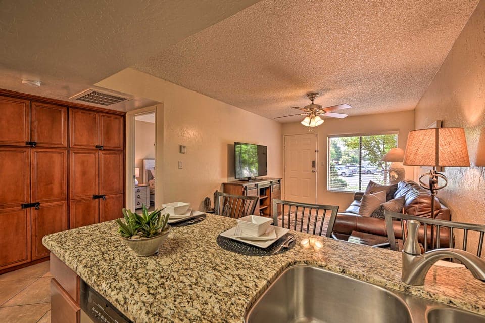 South Sedona Condo w/ Pool Access - Walk to Shops! Apartment in Village of Oak Creek