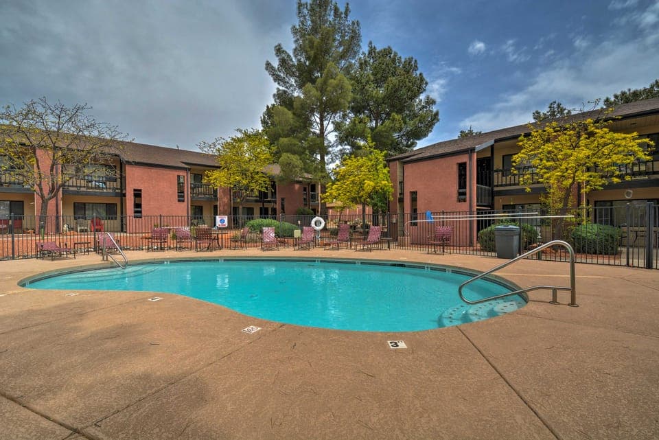 South Sedona Condo w/ Pool Access - Walk to Shops! Apartment in Village of Oak Creek