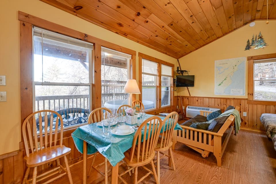 'Gone Hiking' Bryson City Cabin w/ Hot Tub & Grill House in Fontana Lake