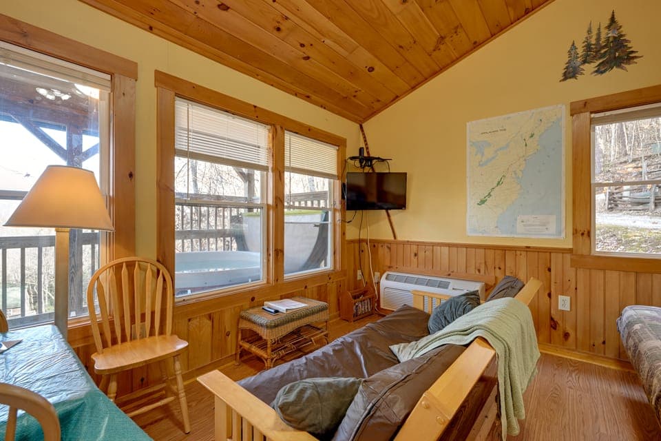 'Gone Hiking' Bryson City Cabin w/ Hot Tub & Grill House in Fontana Lake