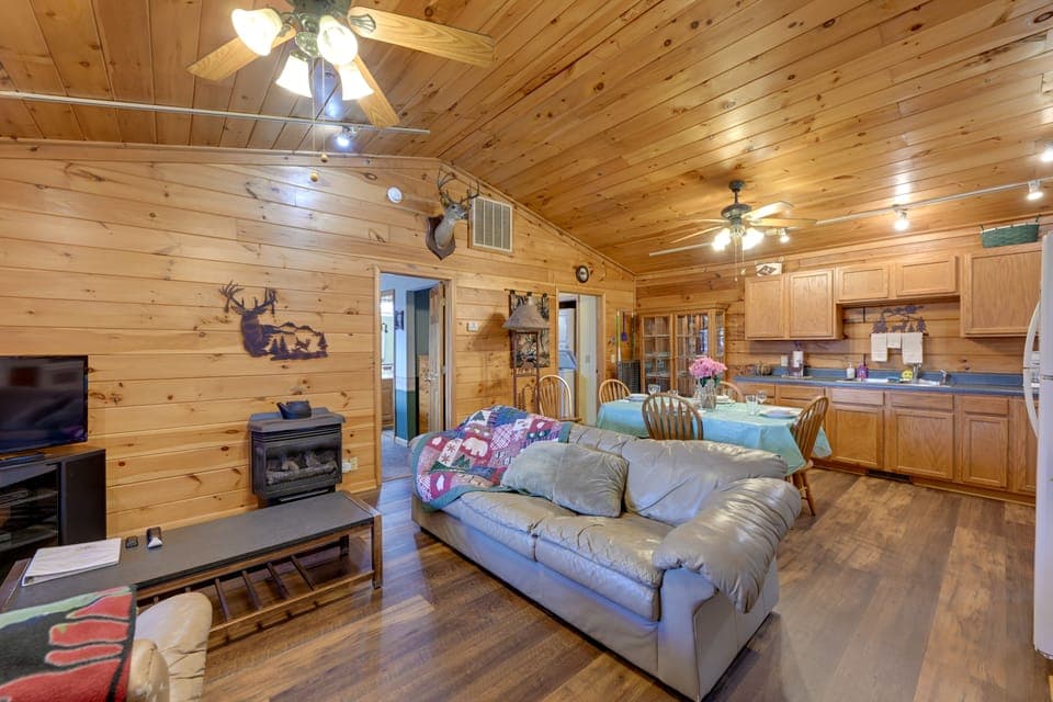 Cozy ‘Deer Glen' Cabin w/ Private Hot Tub & Porch! House in Fontana Lake