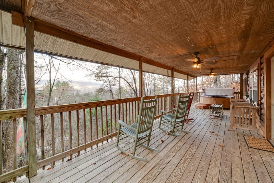 Cozy ‘Deer Glen' Cabin w/ Private Hot Tub & Porch! House in Fontana Lake