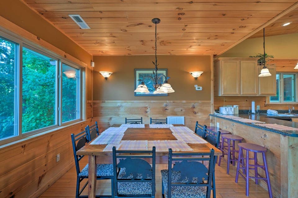 Mtn-View Cabin w/ Private Hot Tub in Gatlinburg! House in Gatlinburg