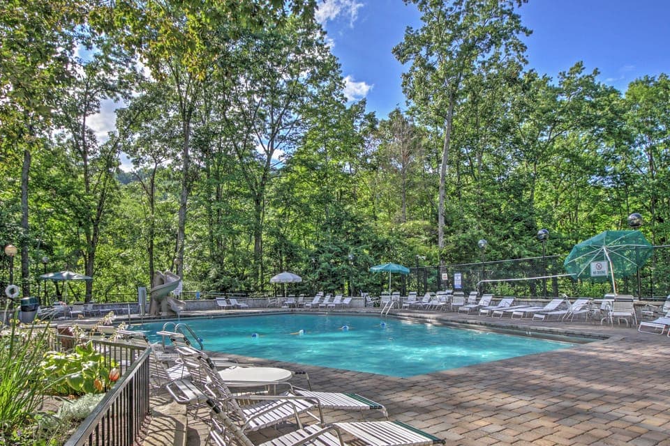 Mtn-View Cabin w/ Private Hot Tub in Gatlinburg! House in Gatlinburg