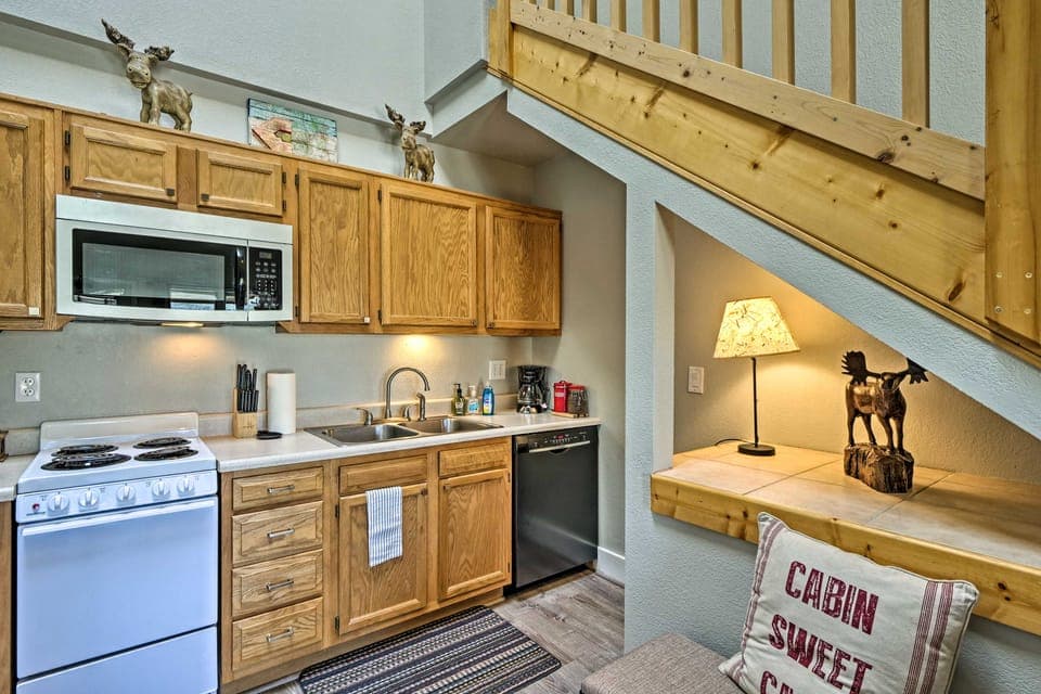 2 Mi to Granby Ranch: Condo w/ Hot Tub Access Apartment in Granby