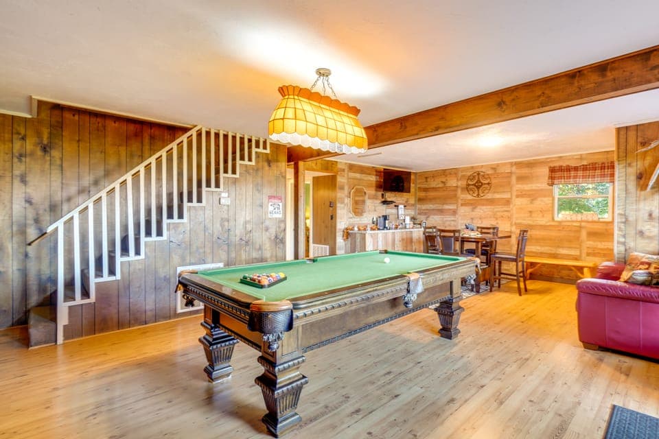 Hot Tub & Mountain Views at Gatlinburg Cabin! House in Gatlinburg
