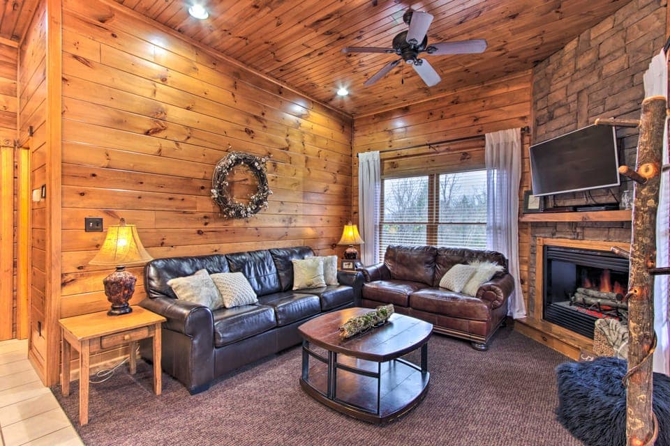 Cabin w/ Hot Tub & Deck, Near Smoky Mtn Trails! House in Sevier County