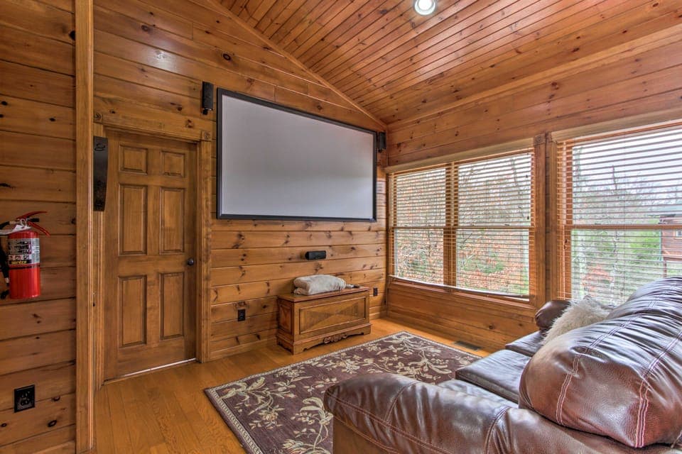 Cabin w/ Hot Tub & Deck, Near Smoky Mtn Trails! House in Sevier County
