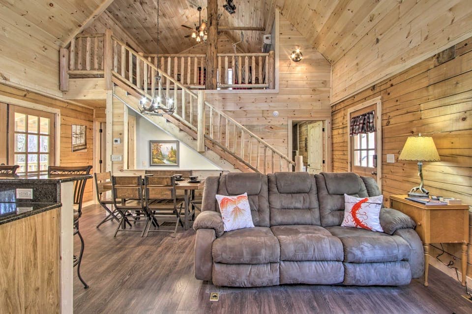 'The Phoenix' Cabin w/ Hot Tub in Gatlinburg! House in Gatlinburg