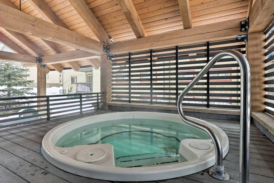 Central Steamboat Condo: Outdoor Hot Tub & Pool! Apartment in Steamboat Springs