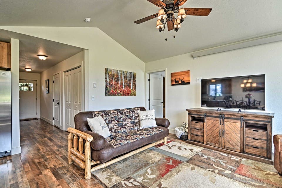 Estes Park Mountain-View Retreat: 3 Miles to RMNP! Apartment in Estes Park