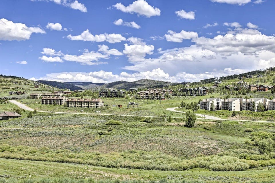 Walk to Ski Lift: Mtn-View Granby Ranch Condo Apartment in Granby