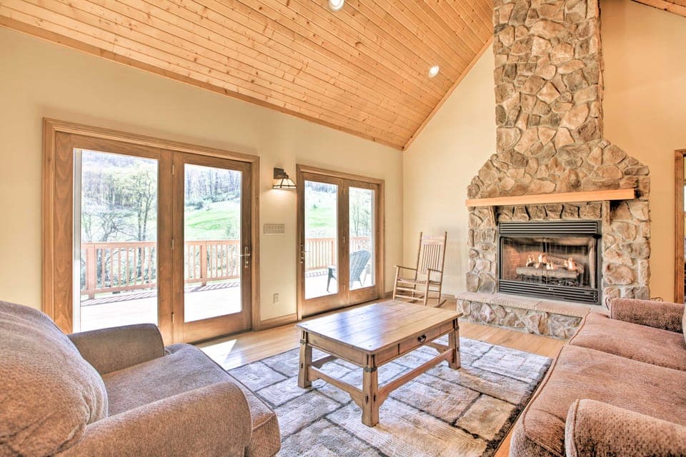 House w/ Deck, Fire Pit - 15 Mins to Snowshoe! House in Shenandoah Valley