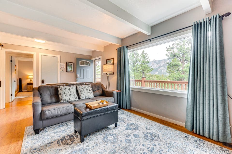 Estes Park Condo w/ Deck & Views ~ 3 Miles to RMNP Apartment in Estes Park