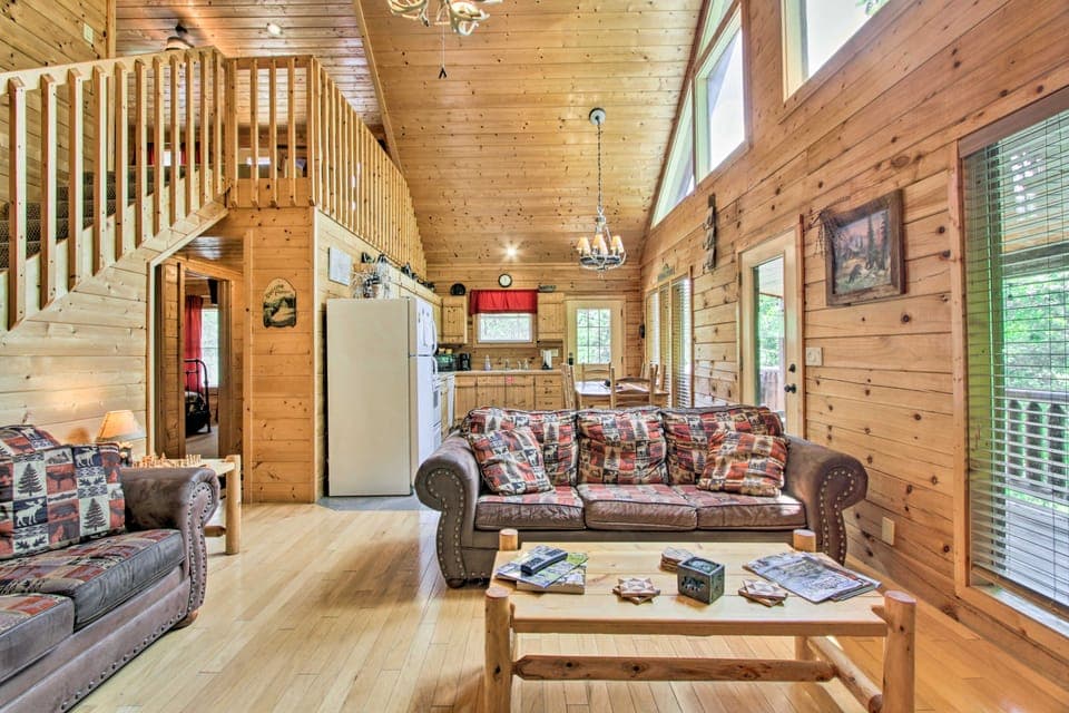 Cabin w/ Hot Tub & Deck ~ 7 Mi to Pigeon Forge! House in Sevier County