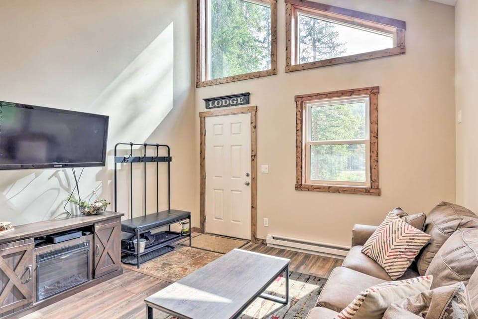 5 Mi to Ski Resort: Mtn-View Breck Home w/ Hot Tub House in Blue River