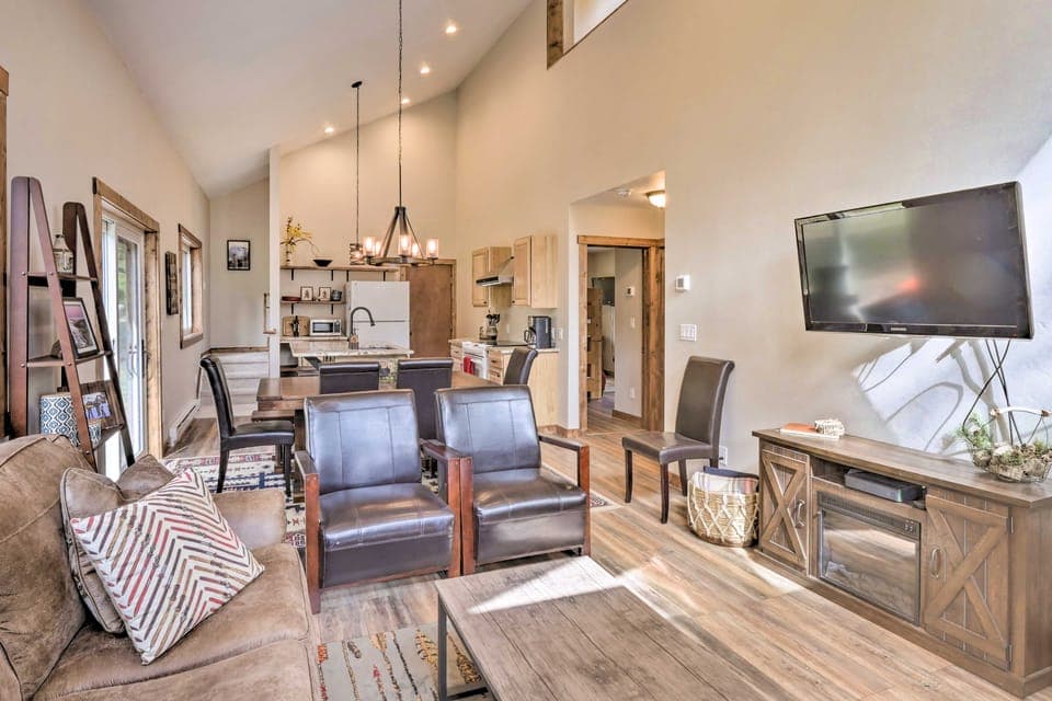 5 Mi to Ski Resort: Mtn-View Breck Home w/ Hot Tub House in Blue River
