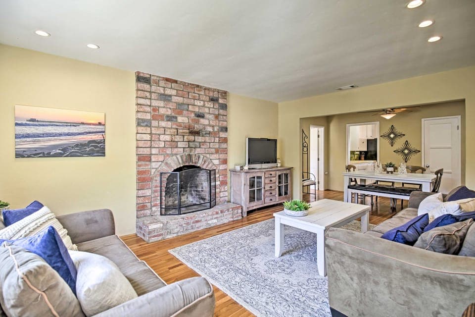 Oceanside Home w/ Yard - Walk to Beach & Pier House in Oceanside