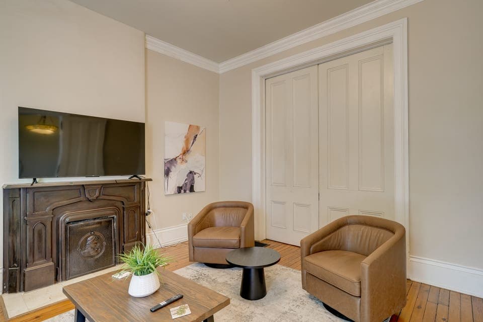 Walkable, Modern! Old Louisville Victorian w/ Yard House in Louisville