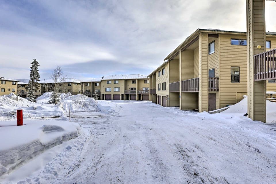 8 Mi to Copper Mtn: Sleek Frisco Townhome w/ Views Apartment in Frisco