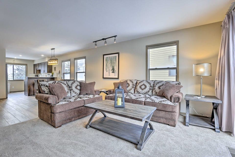 8 Mi to Copper Mtn: Sleek Frisco Townhome w/ Views Apartment in Frisco