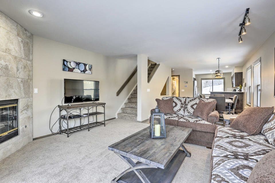 8 Mi to Copper Mtn: Sleek Frisco Townhome w/ Views Apartment in Frisco