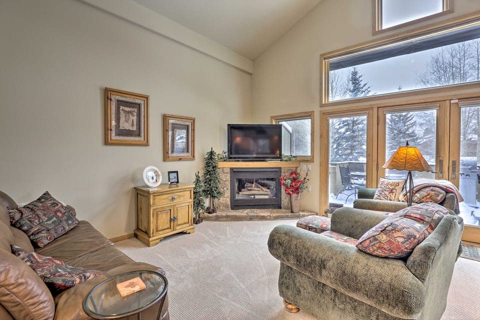 10 Mi to Breckenridge: Townhome w/ Hot Tub & Deck! Apartment in Frisco