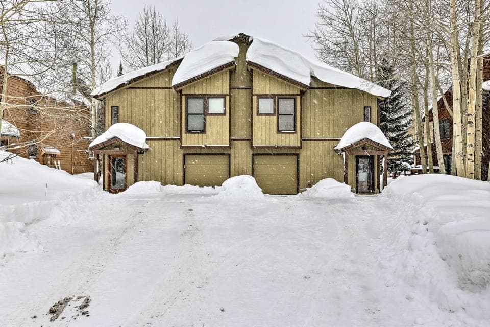 10 Mi to Breckenridge: Townhome w/ Hot Tub & Deck! Apartment in Frisco