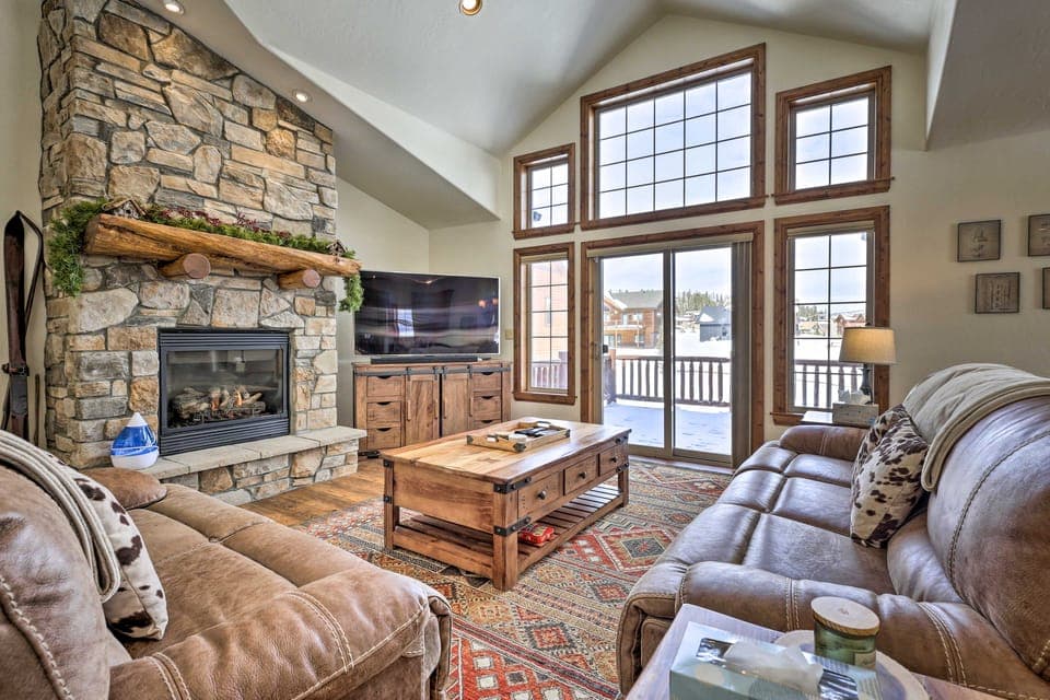 Luxe Rocky Mtn Retreat w/ Hot Tub - By Winter Park House in Tabernash