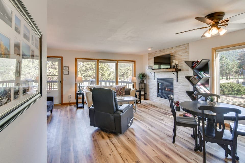 Fireplace & Mtn Views: Estes Park Home w/ Deck! Apartment in Estes Park